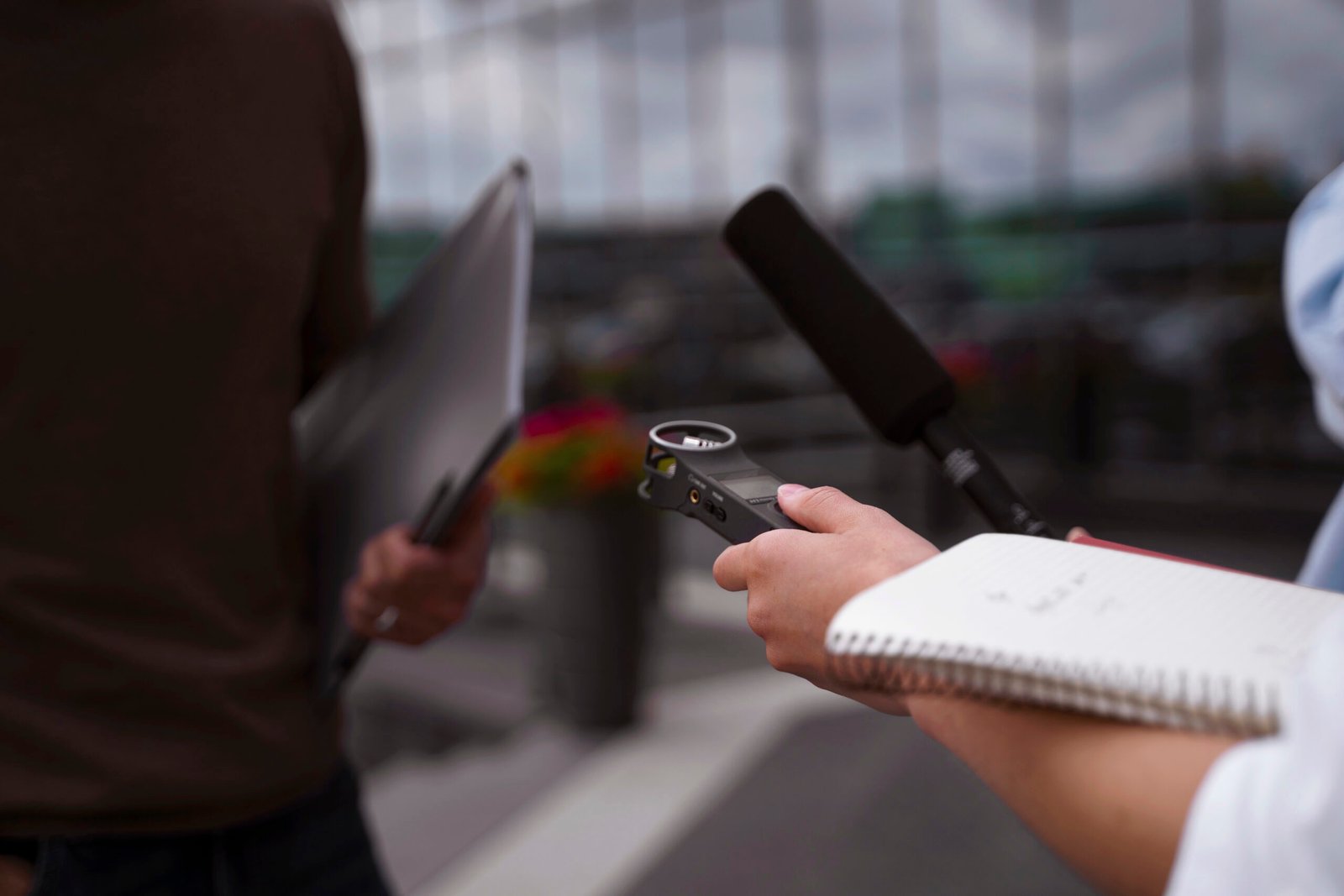press-reporter-fallowing-leads-case